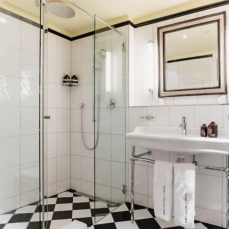 Hotell Small Luxury Ambassador