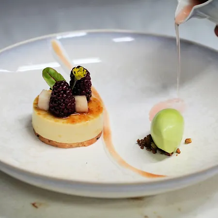 Small Luxury Ambassador Отель